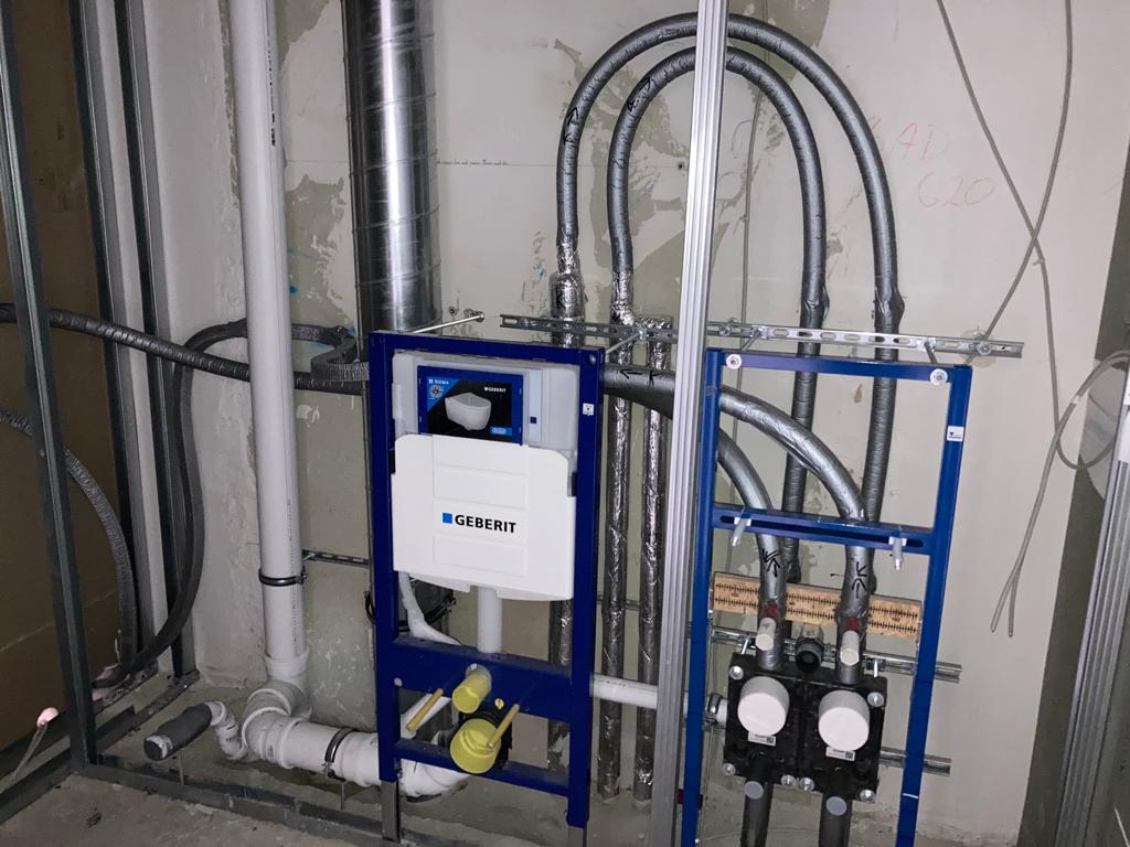 Montierte Rohrleitungen – Einblick in die Installationsarbeiten von GenBau